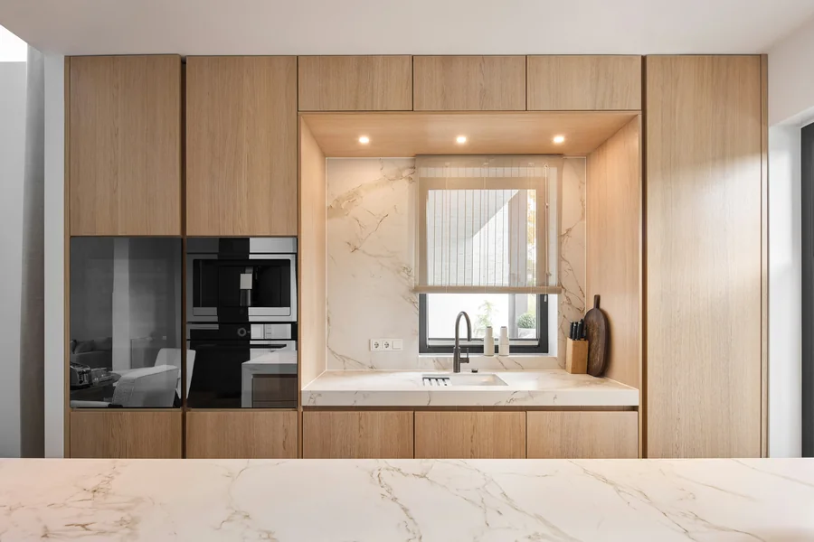 Kitchen counter in veined stone
