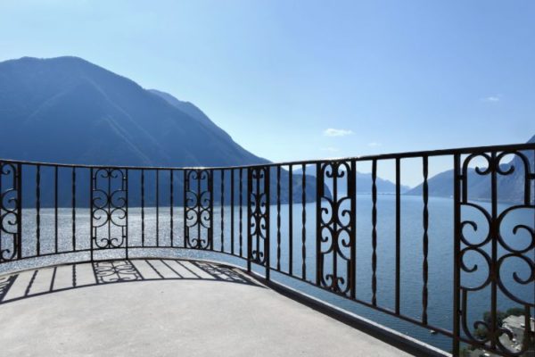 Open balcony in the sea facing the mountain